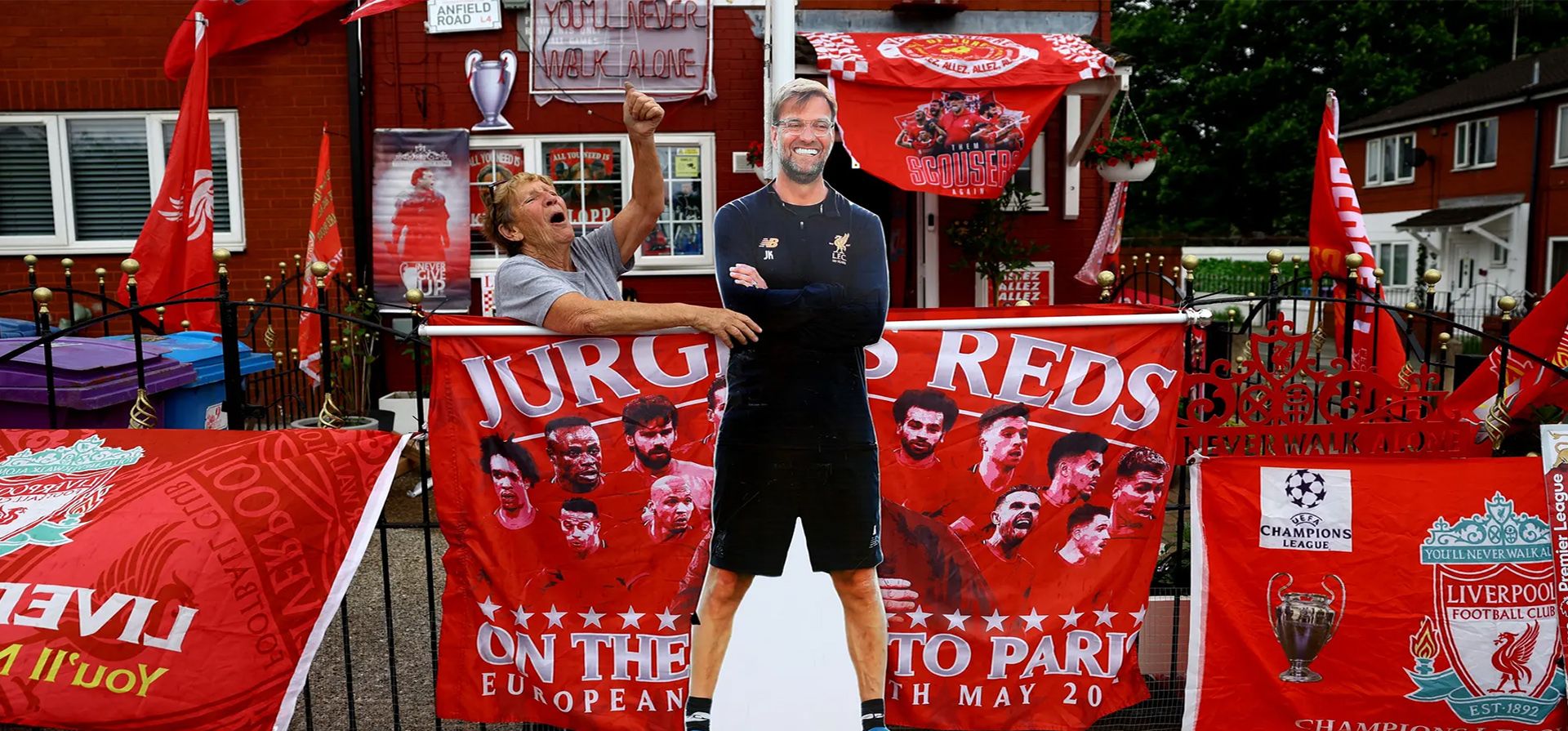 Emily Farley, aficionada del Liverpool, frente a su casa, que ha sido decorada para conmemorar el último partido de Jürgen Klopp como entrenador del Liverpool este fin de semana, Liverpool, Reino Unido. Fotografía: Carl Recine/Reuters Emily Farley, aficionada del Liverpool, frente a su casa, que ha sido decorada para conmemorar el último partido de Jürgen Klopp como entrenador del Liverpool este fin de semana, Liverpool, Reino Unido. Fotografía: Carl Recine/Reuters