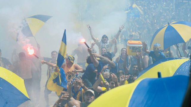 Hinchas de Rosario Central se reunieron frente a la puerta del predio de Arroyo Seco para apoyar al plantel antes del clásico del 16 de febrero de 2025.