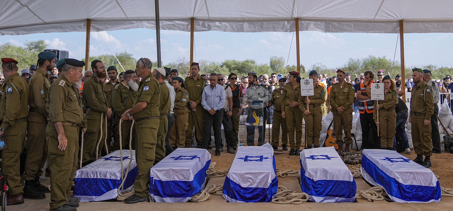 Funeral de la familia Kotz en Gan Yavne, Israel, el martes 17 de octubre de 2023. La familia israelí de cinco miembros fue asesinada por militantes de Hamas el 7 de octubre en su casa en el kibutz Kfar Azza, cerca de la frontera con la Franja de Gaza. Más de 1.400 personas murieron y unas 200 fueron capturadas en un ataque sin precedentes en múltiples frentes por parte del grupo militante que gobierna Gaza. (Foto AP/Ohad Zwigenberg) Funeral de la familia Kotz en Gan Yavne, Israel, el martes 17 de octubre de 2023. La familia israelí de cinco miembros fue asesinada por militantes de Hamas el 7 de octubre en su casa en el kibutz Kfar Azza, cerca de la frontera con la Franja de Gaza. Más de 1.400 personas murieron y unas 200 fueron capturadas en un ataque sin precedentes en múltiples frentes por parte del grupo militante que gobierna Gaza. (Foto AP/Ohad Zwigenberg)