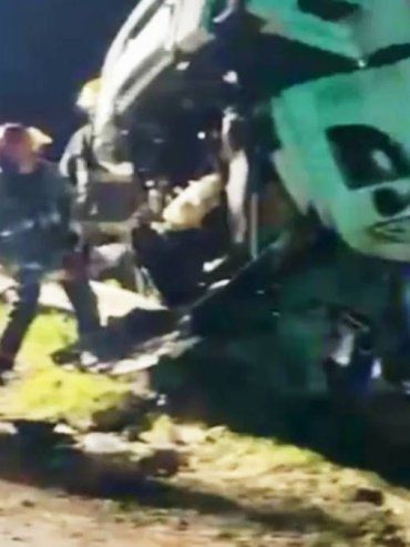 Rescataron al conductor de un camión que volcó en la Ruta 14