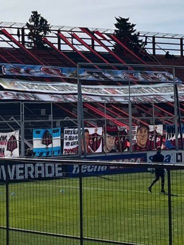 Las banderas de Patronato aparecieron al revés en la previa ante Gimnasia (J)