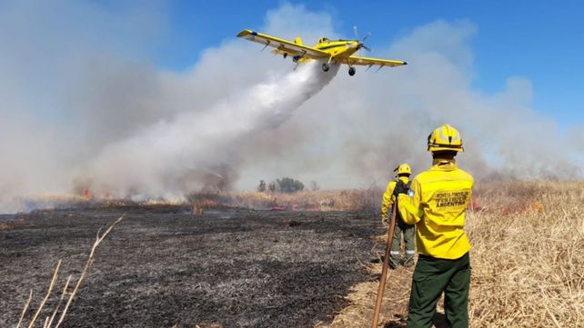 Aviones agrícolas combaten los focos de incendio en Santa Fe