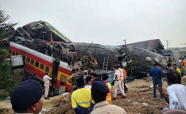 Un fallo humano habría provocado el letal choque de trenes en India