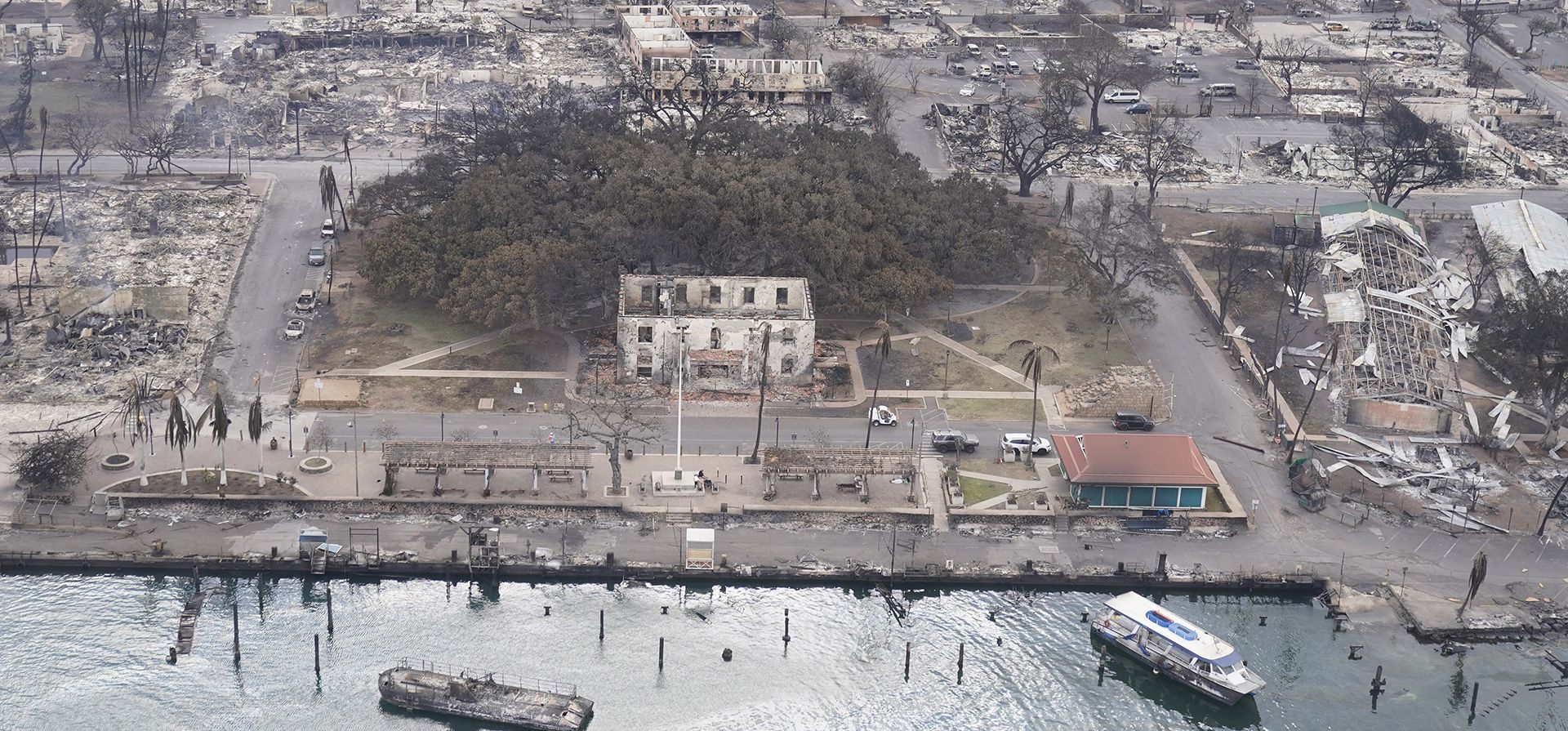 Una vista general muestra las secuelas de un incendio forestal en Lahaina, Hawái, el jueves 17 de agosto de 2023. El gobernador de Hawái prometió proteger a los terratenientes locales de ser Una vista general muestra las secuelas de un incendio forestal en Lahaina, Hawái, el jueves 17 de agosto de 2023. El gobernador de Hawái prometió proteger a los terratenientes locales de ser