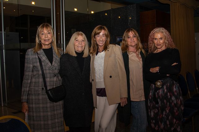 Marcela Carril, Patricia Molina, María Alejandra Oviedo Bustos, Maricel Ezcaray y Roxana Glikstein   