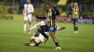 Jaminton Campaz intenta llevarse la pelota ante la dura marca brasileña.