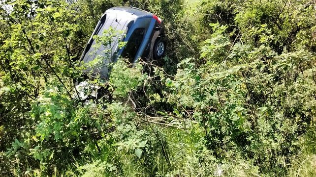 Grave choque frontal en la ruta 20 debido al mal estado del asfalto