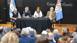 La corrupción pone en juego la democracia, advirtieron los expertos Ricardo Gil Iribarne y Eduardo Blanco Alvarez. Ambos participaron junto al ex ministro Ricardo Silberstein de una charla organizada por la Cámara de Diputadas y Diputados de la provincia y realizada en el Colegio de Abogados de Rosario.&nbsp; 