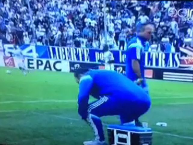 ¡Nooooo! Bielsa se sentó sobre un vaso de café y se quemó...