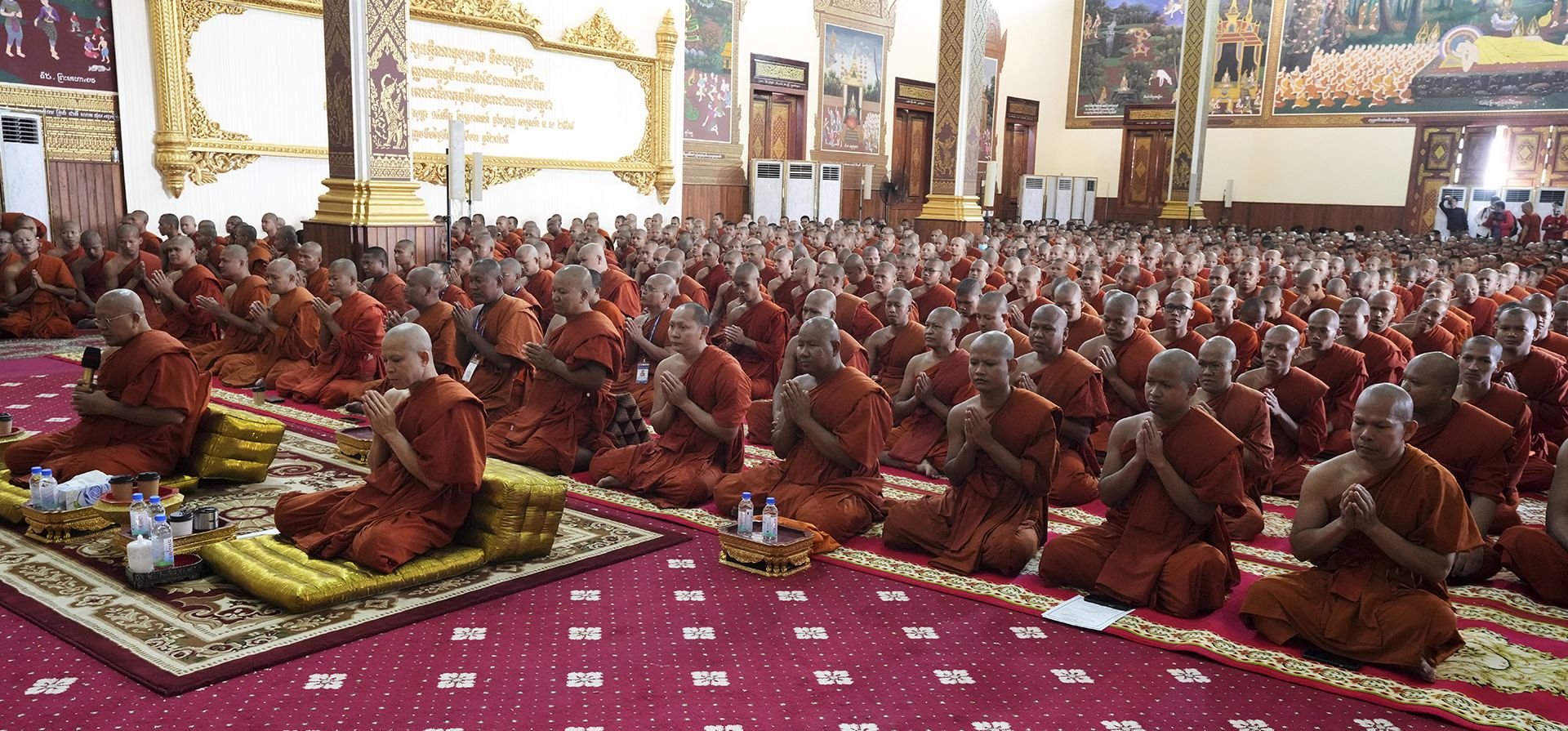 Monjes budistas camboyanos cantan en una pagoda budista de Wat Botumvotey mientras organizan una ceremonia en honor a los soldados caídos en los recientes enfrentamientos fronterizos con las fuerzas tailandesas y para orar por la paz en Phnom Penh, Camboya, el viernes 8 de agosto de 2025. (Foto AP/Heng Sinith) Monjes budistas camboyanos cantan en una pagoda budista de Wat Botumvotey mientras organizan una ceremonia en honor a los soldados caídos en los recientes enfrentamientos fronterizos con las fuerzas tailandesas y para orar por la paz en Phnom Penh, Camboya, el viernes 8 de agosto de 2025. (Foto AP/Heng Sinith)