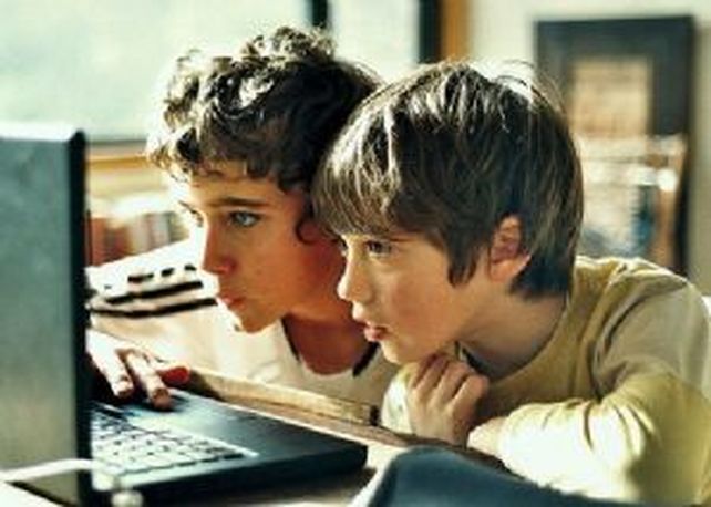 Los especialistas recomiendan reglas claras en el uso de la web y que la computadora no esté en el dormitorio.