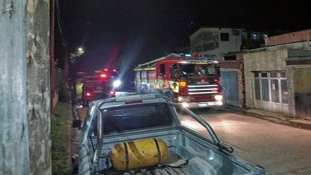 En el incendio en Paraná XIII trabajaron tres dotaciones de bomberos.