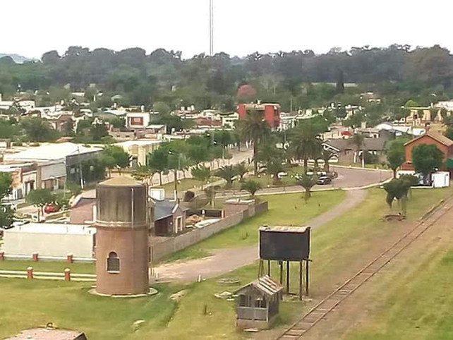 Carmen es una localidad situada a 33 kilómetros de Venado Tuerto y a 157 de Rosario. Tiene alrededor de 2 mil habitantes