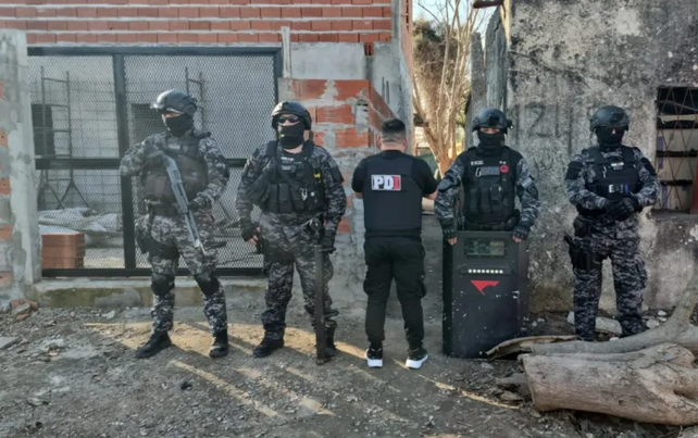 Efectivos durante uno de los allanamientos en San Lorenzo.