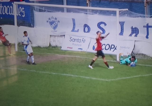 El arquero salaíto Alegre se queda con el intento de Guereta. Después llegaría el primero del delantero de Newells.