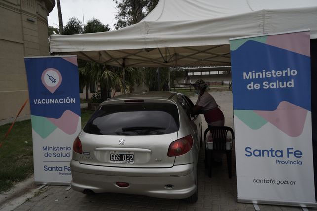 A quienes no se pueden desplazar les colocan la vacuna directamente en el auto.&nbsp;