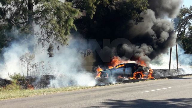 El auto de Daniel Passarella quedó hecho cenizas tras incendiarse en la ruta 1