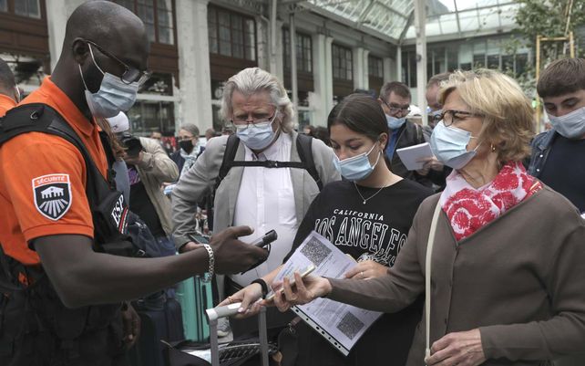 A partir de hoy los franceses deben mostrar un código QR que demuestre que tienen un pase especial de virus para disfrutar de restaurantes y cafés o viajar a través de el país.