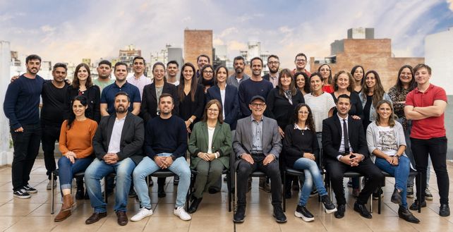 El equipo completo de la inmobiliaria celebrando los 40 años cumplidos.