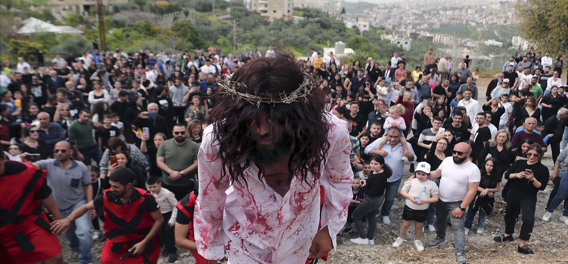 Cristianos libaneses recrean los sufrimientos de la crucifixión de Jesucristo como parte de los rituales del Viernes Santo, en Quraye, cerca de la ciudad portuaria sureña de Sidón, Líbano, el viernes 29 de marzo de 2024. (Foto AP/Mohammed Zaata Cristianos libaneses recrean los sufrimientos de la crucifixión de Jesucristo como parte de los rituales del Viernes Santo, en Quraye, cerca de la ciudad portuaria sureña de Sidón, Líbano, el viernes 29 de marzo de 2024. (Foto AP/Mohammed Zaata