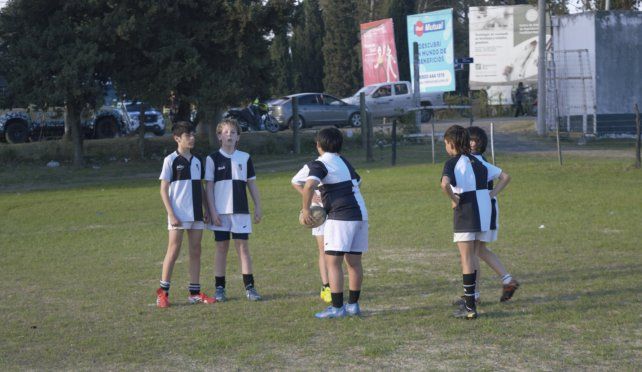 Los chicos que formarán parte del CAE en el encuentro de rugby