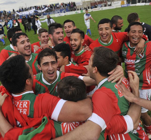 La fiesta del Lobo. Los jugadores de Sportivo Las Parejas celebran el pasaje a cuartos de final del certamen.