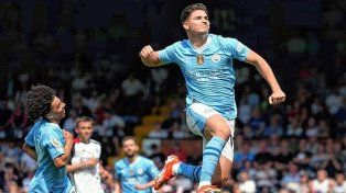 Julián Álvarez marcó en la goleada de Manchester City sobre Fulham para acariciar la Premier League.