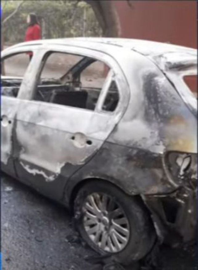 Un auto quemado en Choele Choel y las vías