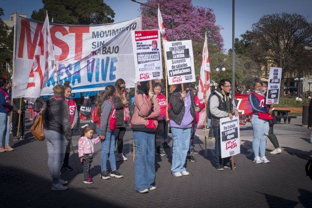 En Paraná y varios puntos del país se marchó en reclamo de mejoras para el salario docente. Asambleas educativas aguardan el resultado de la reunión paritaria