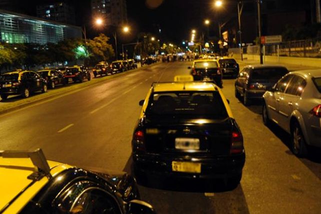 Rosario: un taxista manejaba alcoholizado, lo denunciaron por Twitter y lo interceptaron