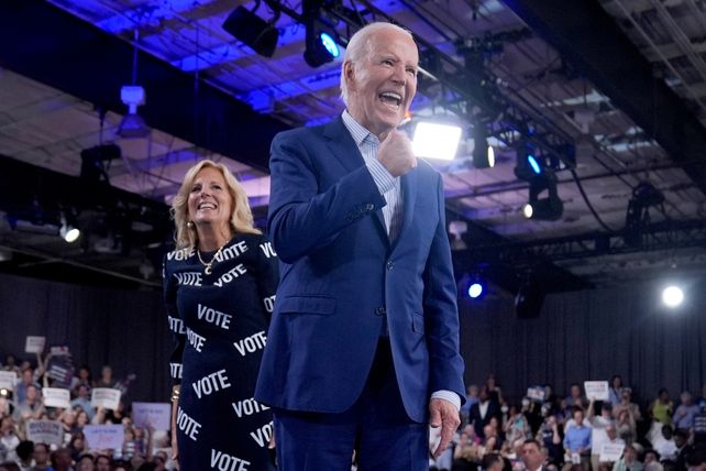 Joe Biden y la primera dama Jill Biden este viernes en el acto que encabezó el mandatario en Carolina del Norte.