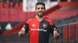 Todo ok. Zarfino firmó su contrato y se calzó la camiseta que vestirá en esta nueva temporada. Todo ok. Zarfino firmó su contrato y se calzó la camiseta que vestirá en esta nueva temporada.