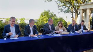 El gobernador y los funcionarios presentes, en el acto de apertura.