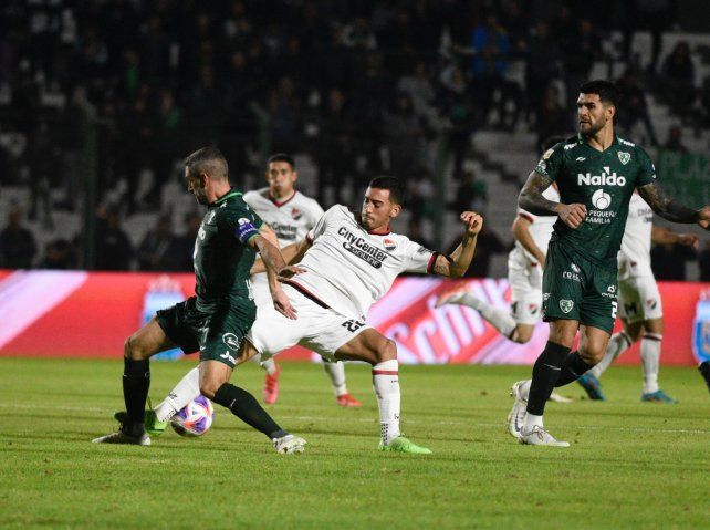 Portillo la pelea con Lisandro López. El delantero leproso tuvo una opción de gol.
