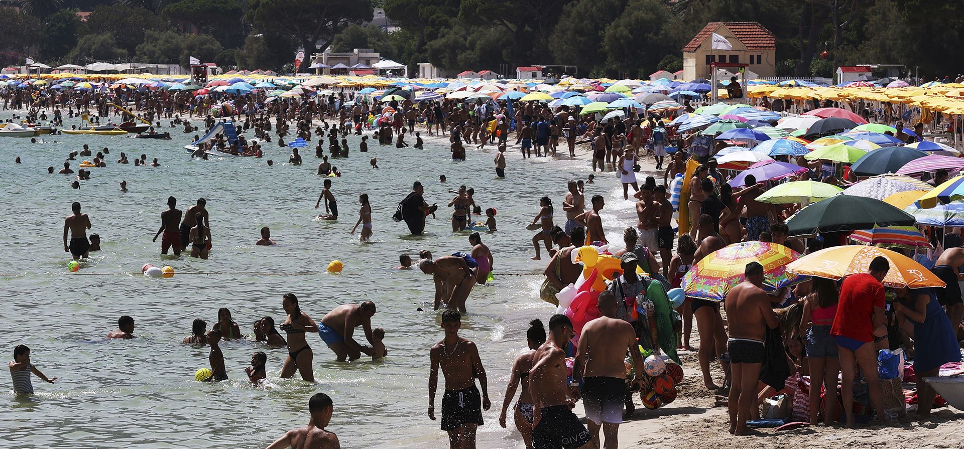 La gente busca refrescarse en la playa de Mondello en Palermo, Sicilia, durante un día caluroso con temperaturas de más de 40º grados centígrados. Se espera que las temperaturas alcancen nuevos récords esta semana. (Alberto Lo Bianco/LaPresse vía AP)