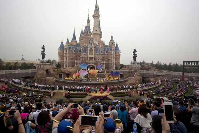 Singular. &nbsp;El característico castillo de la compañía de Hollywood fue escenario de una fastuosa ceremonia en la que se impuso el estilo oriental en los detalles. &nbsp; &nbsp;