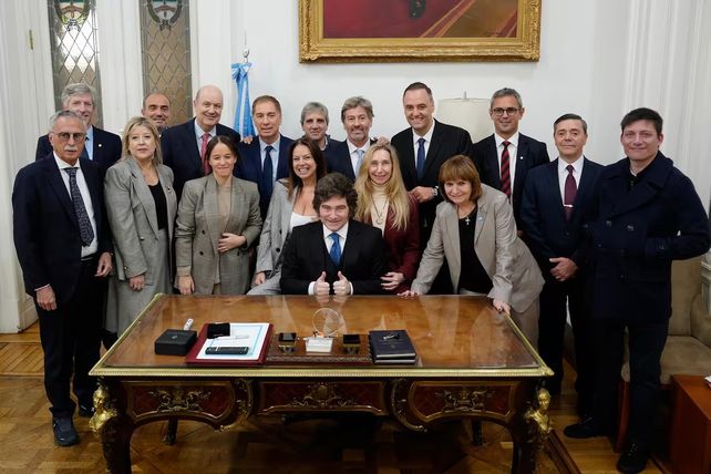El presidente Javier Milei con la planta completa del gabinete.