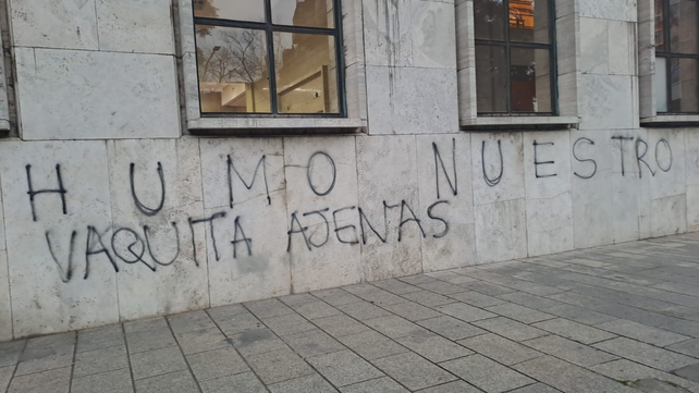 En los Tribunales provinciales también hubo pintadas.
