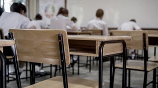 Las escuelas primarias públicas de la provincia completarán un mínimo de 25 horas semanales de clases.
