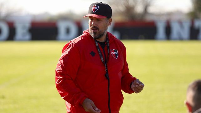 El Ogro Fabbiani prepara el once titular de Newell's para el debut en Mendoza.