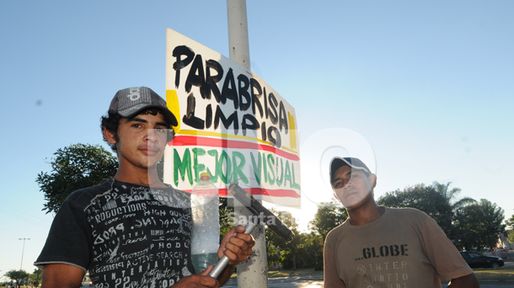 Los limpiavidrios suman clientes con una estrategia marketinera en la ciudad