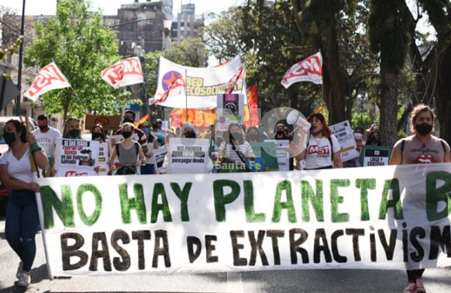 Jóvenes por la lucha ambientalista marcharon por las calles santafesinas. Foto gentileza: Red Ecosocialista- MST en el FIT-U