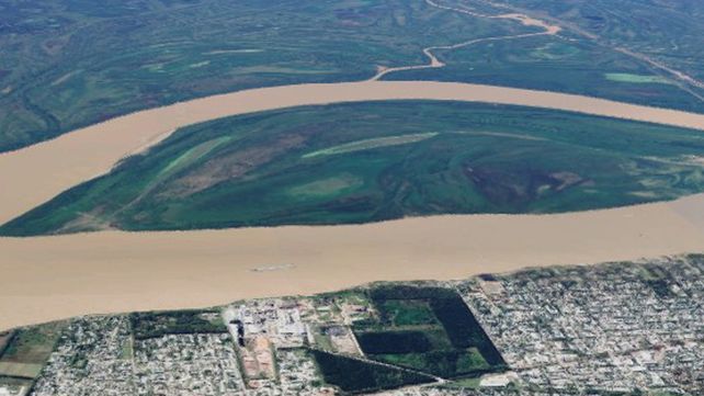 La Isla de los Mástiles se entregó en comodato por partes iguales a Granadero Baigorria y a Capitán Bermúdez en 1997.