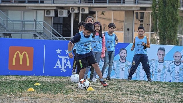 McDonalds organizó clínicas de fútbol y talleres de conciencia ambiental para niños y niñas