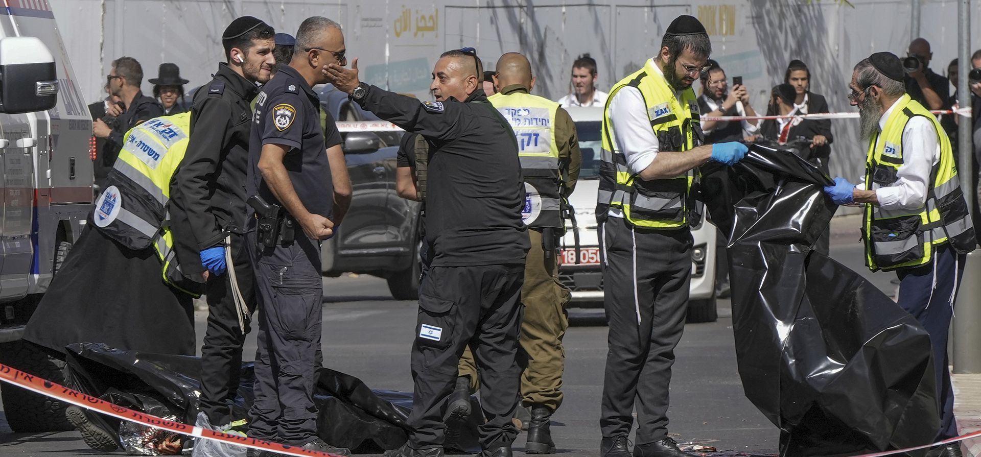 La policía israelí y los trabajadores de rescate se llevan el cuerpo de un palestino que recibió un disparo mortal después de supuestamente llevar a cabo un ataque con cuchillo en Jerusalén oriental, el lunes 30 de octubre de 2023. Un oficial de la policía fronteriza resultó gravemente herido en el ataque. (Foto AP/Mahmoud Illean) La policía israelí y los trabajadores de rescate se llevan el cuerpo de un palestino que recibió un disparo mortal después de supuestamente llevar a cabo un ataque con cuchillo en Jerusalén oriental, el lunes 30 de octubre de 2023. Un oficial de la policía fronteriza resultó gravemente herido en el ataque. (Foto AP/Mahmoud Illean)