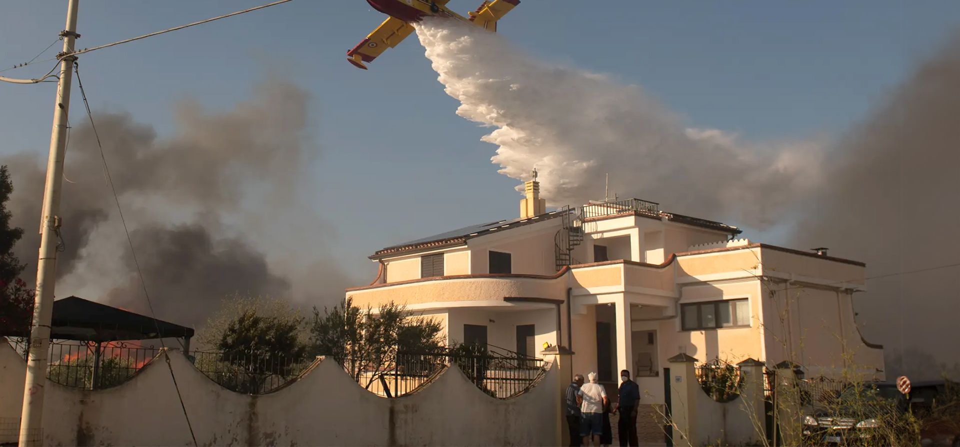 Posada, Italia. Un avión Canadair arroja agua sobre incendios forestales que han causado la evacuación de hogares y centros turísticos. Fotografía: Emanuele Perrone/Getty Image