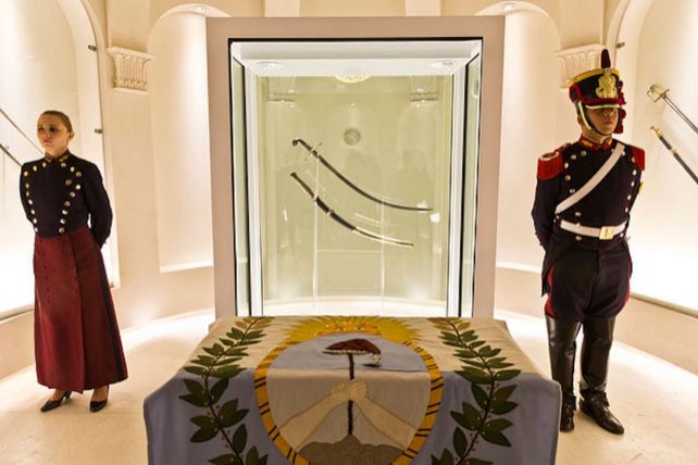 El traslado del sable corvo de José de San Martín reavivó el debate histórico y político