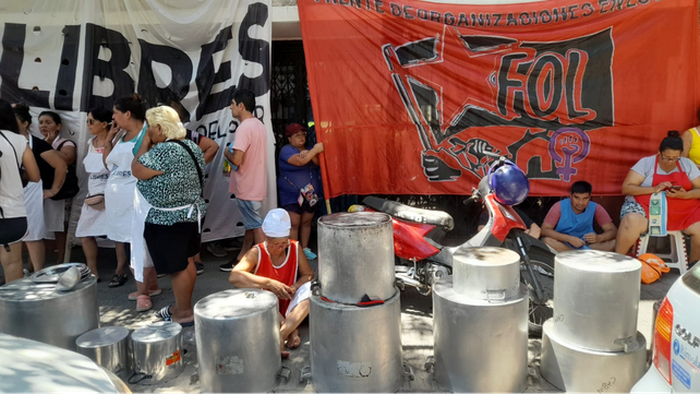 Las ollas que utilizan las cocineras paras preparar las raciones.