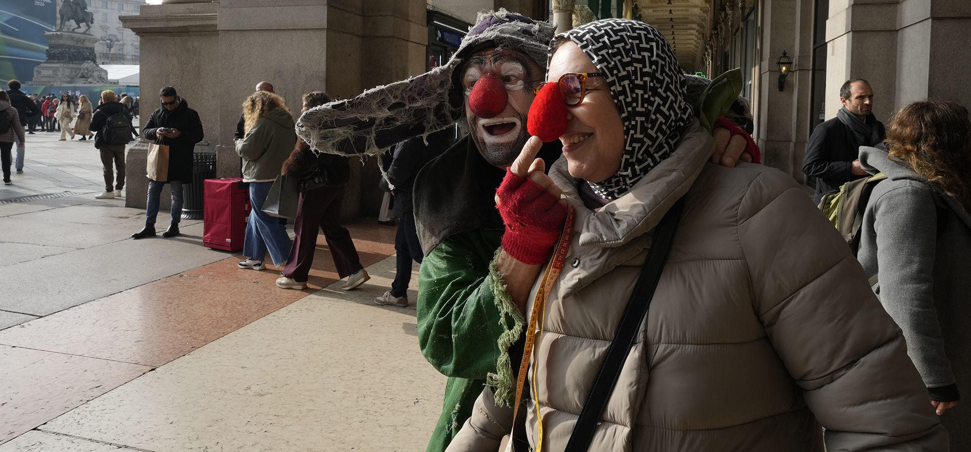 Un artista del Snowshow en el Piccolo Teatro Grassi reacciona con un transeúnte, antes de los Juegos Olímpicos de Invierno de 2026, en Milán, Italia, el viernes 30 de enero de 2026. (Foto AP/Luca Bruno) Un artista del Snowshow en el Piccolo Teatro Grassi reacciona con un transeúnte, antes de los Juegos Olímpicos de Invierno de 2026, en Milán, Italia, el viernes 30 de enero de 2026. (Foto AP/Luca Bruno)