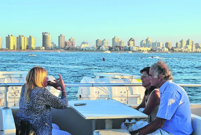Por tierra o por mar. Punta del Este es una ciudad que ofrece atractivos para todos los gustos y bolsillos. Un paseo en barco puede ser una buena opción para admirar la península.&nbsp;